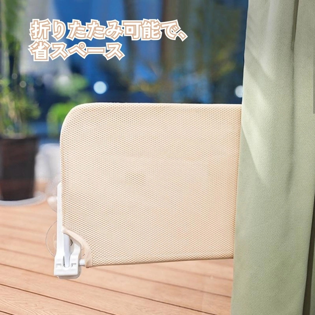 使わないときは縦に折りたためて省スペースな陽だまりウィンドウハンモックの収納状態。