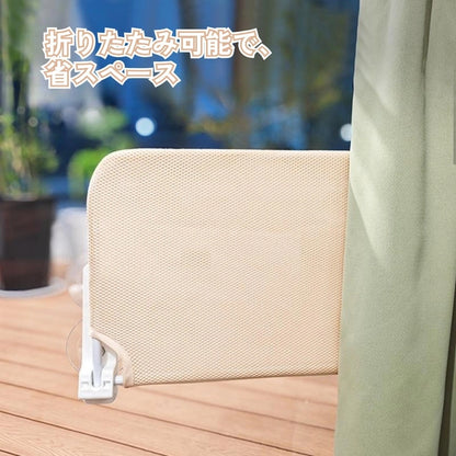 使わないときは縦に折りたためて省スペースな陽だまりウィンドウハンモックの収納状態。