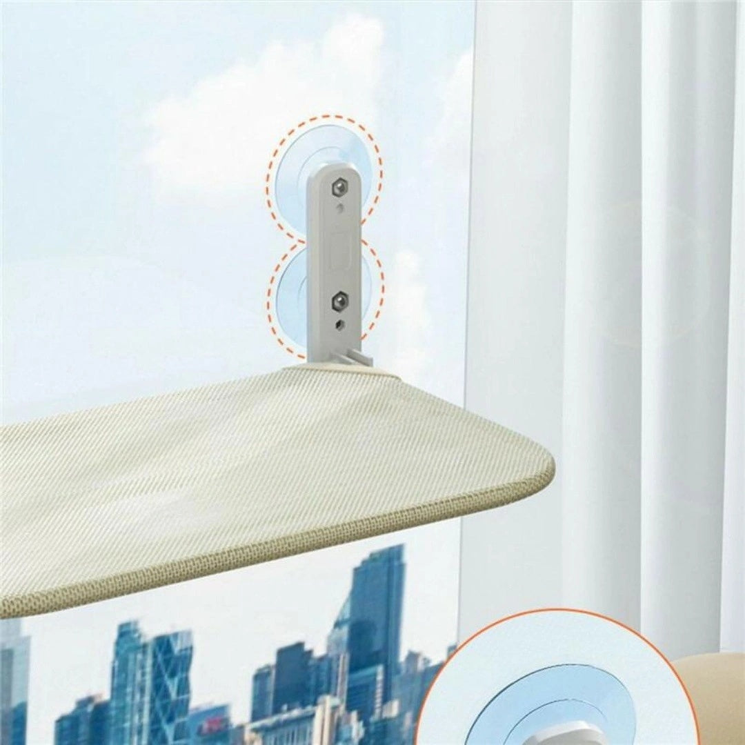 ガラスにしっかり固定する二重吸盤とサイドブラケットのクローズアップ。