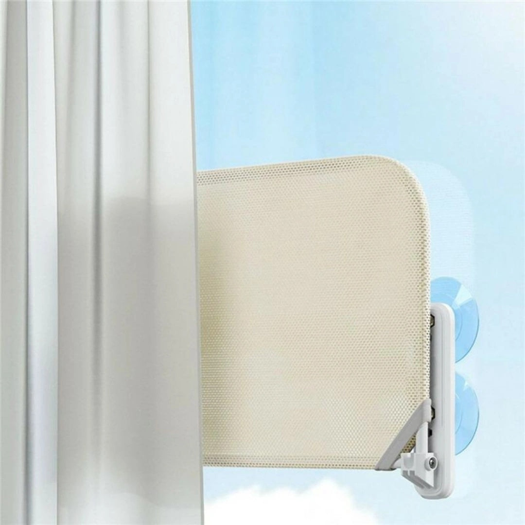 カーテン横で縦に折りたたまれた陽だまりウィンドウハンモックの側面ビュー。