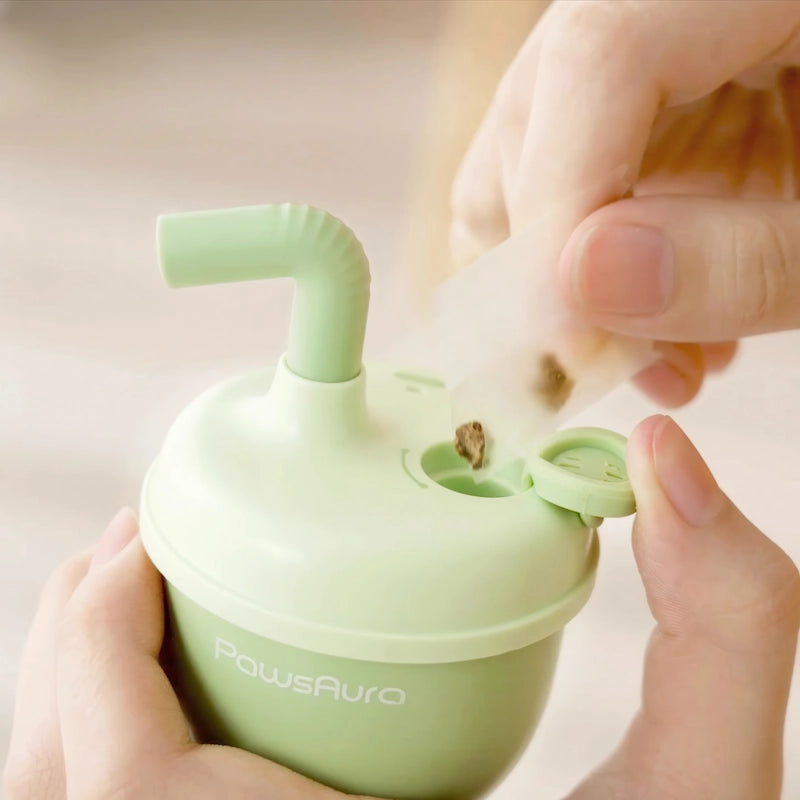 グリーンの猫 おもちゃにキャットニップを投入。香りで愛猫の興味を惹きつけ、遊びをより刺激的に。