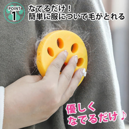 着用中の服についたペットの抜け毛をなでるだけで簡単に取り除くオレンジの肉球型クリーナー
