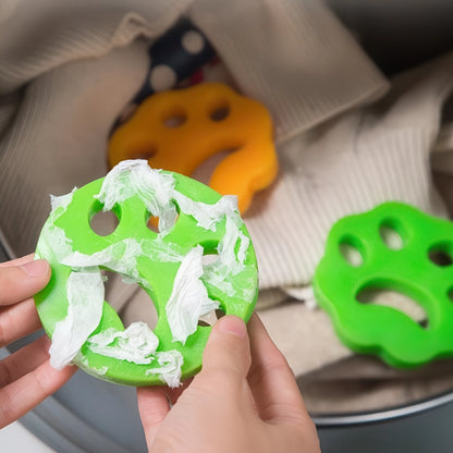 洗濯機に入れるだけでペットの抜け毛を強力キャッチするグリーンの肉球型ランドリースポンジ 使用後の集毛効果