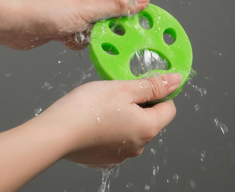 水道水で洗って汚れを落とす様子 何度でも繰り返し使える清潔なシリコン製肉球ゴム