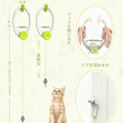 ドア掛け式猫おもちゃのサイズと取り付け方法。ドアノブやフレームに挟むだけの簡単クリップ式設計。柔軟なアームと長さ調節可能な紐の仕様図。