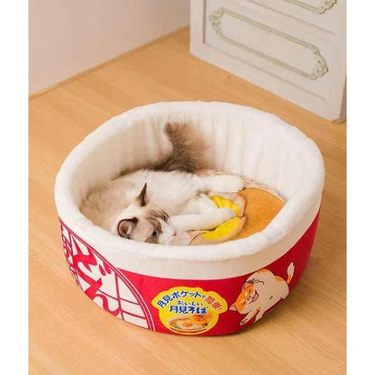 カップ麺ハウスの中で丸まって熟睡する猫 快適な寝心地のペットベッド もふもふ幸せ