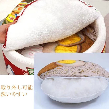 リアルな具材プリントのクッション入り カップ麺型猫ベッド 内部のふわふわ素材 もふもふ幸せ