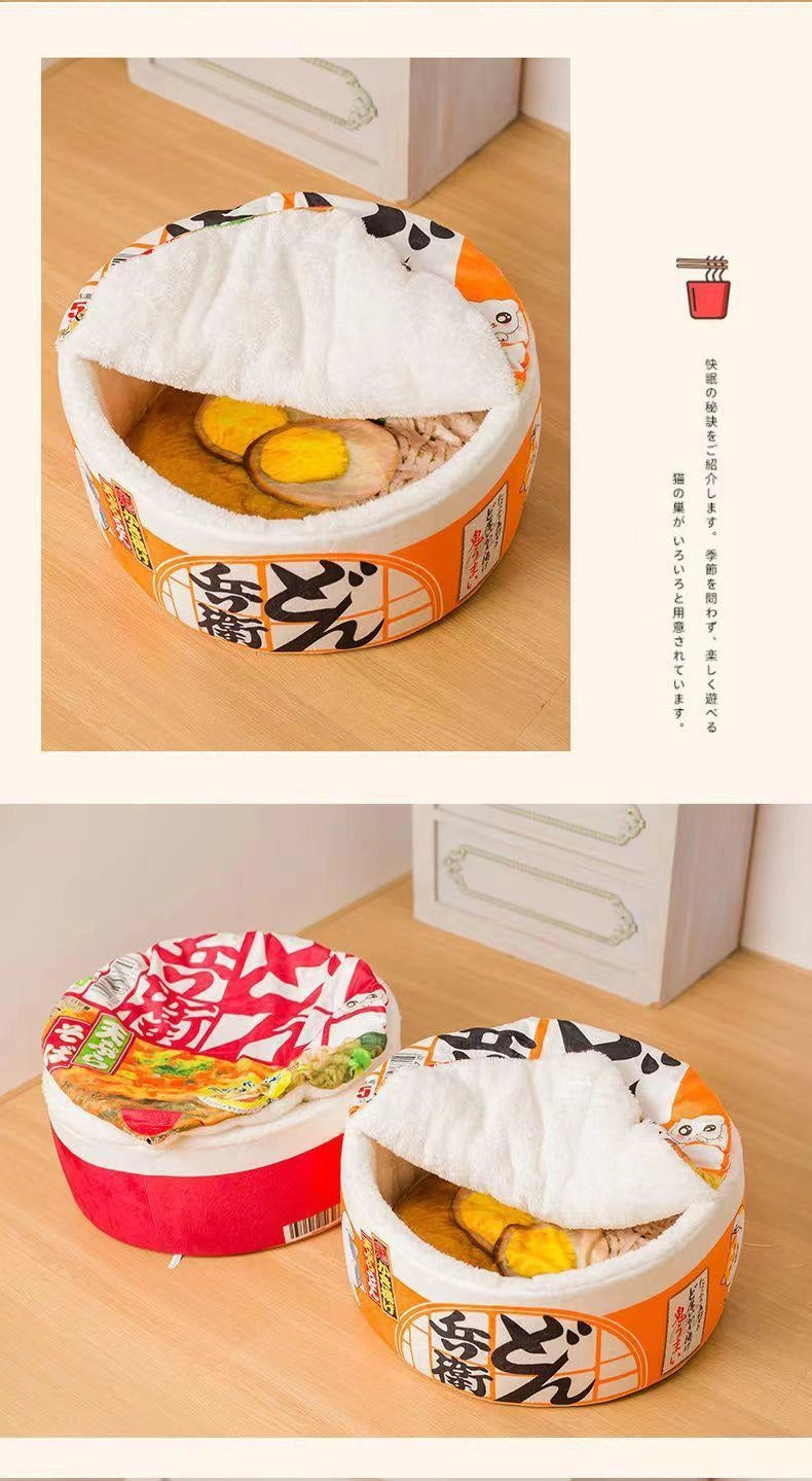 赤とオレンジのカップ麺型ペットハウス使用例 蓋を開けてラーメンを楽しむような猫のベッド もふもふ幸せ