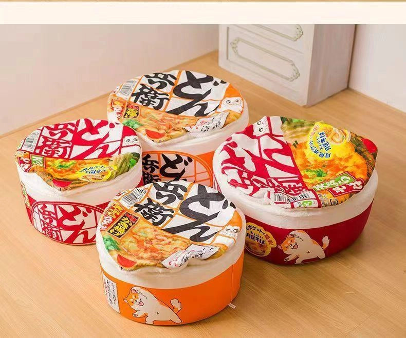 カップ麺型ペットベッドの集合写真 赤いきつねと緑のたぬき風デザインのバリエーション もふもふ幸せ