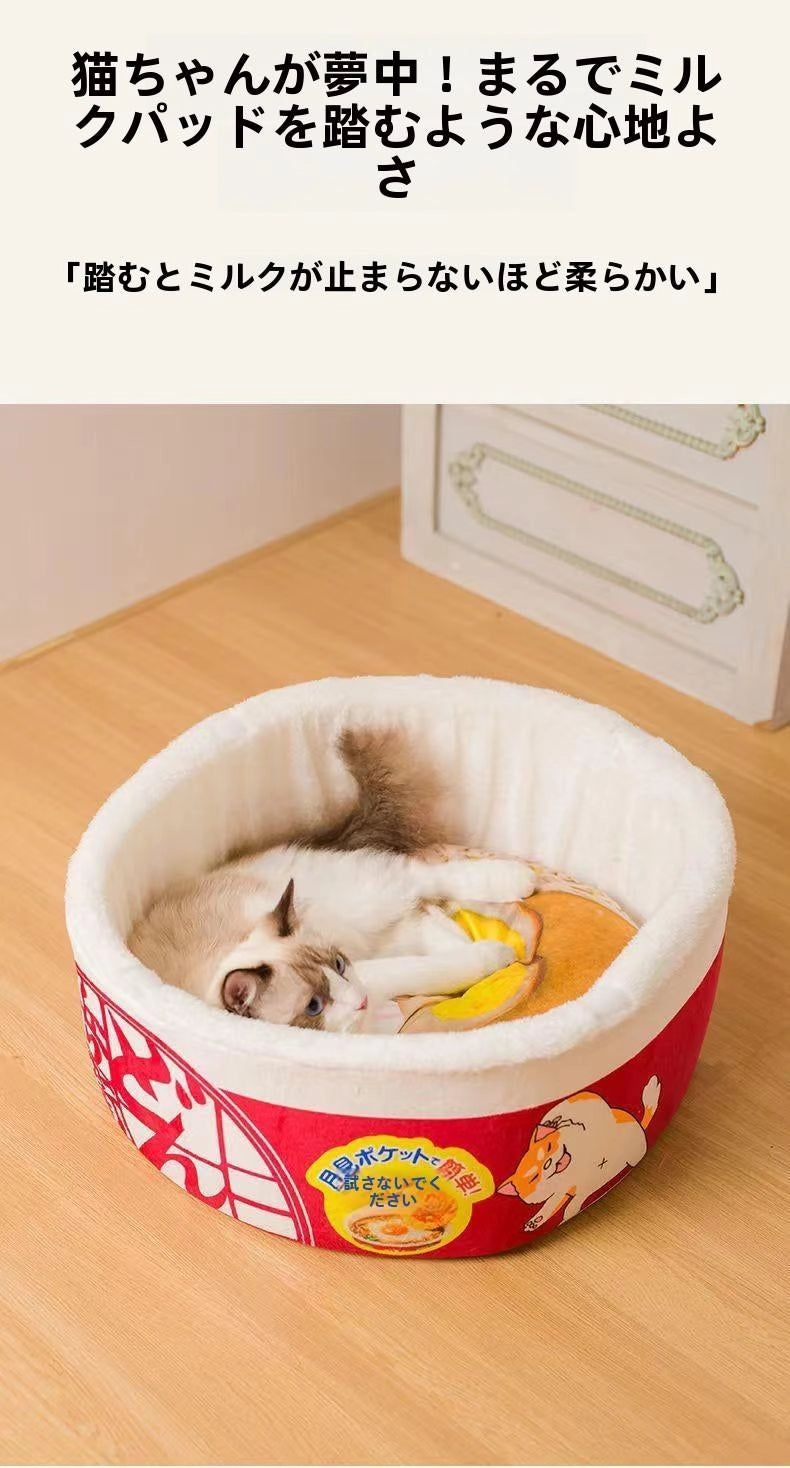 猫が夢中になる心地よさ 赤いどん兵衛風ペットハウスでの睡眠 もふもふ幸せ