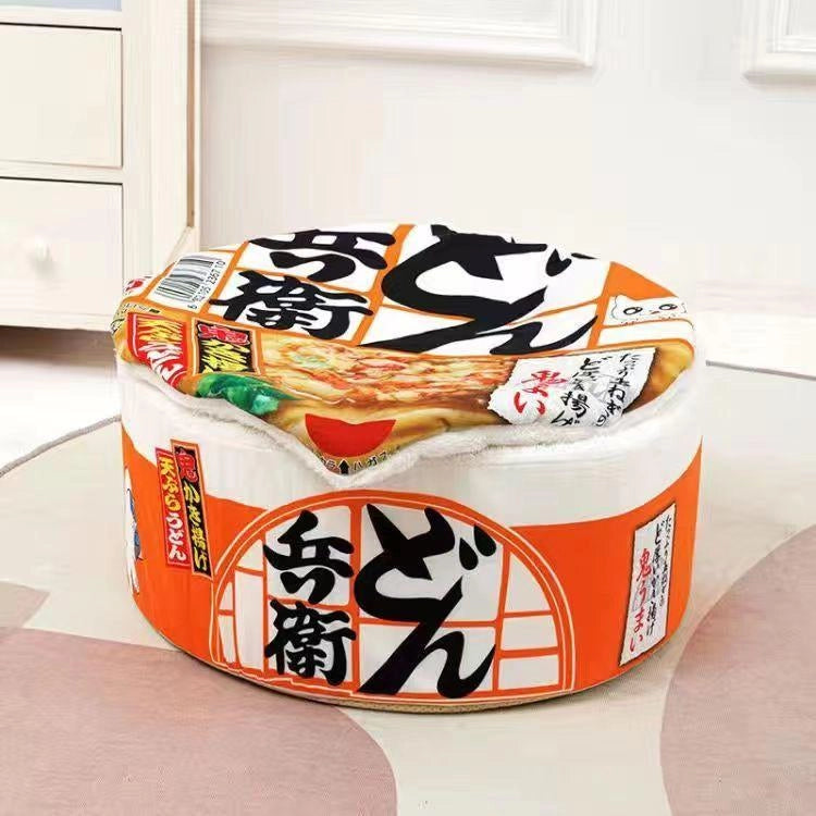 斜めから見たカップ麺型ペットハウス 赤いきつね風の面白い猫ベッド もふもふ幸せ