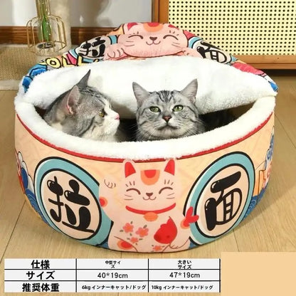 招き猫柄のベッドに仲良く入る2匹の猫 多頭飼いにおすすめのペットハウス もふもふ幸せ