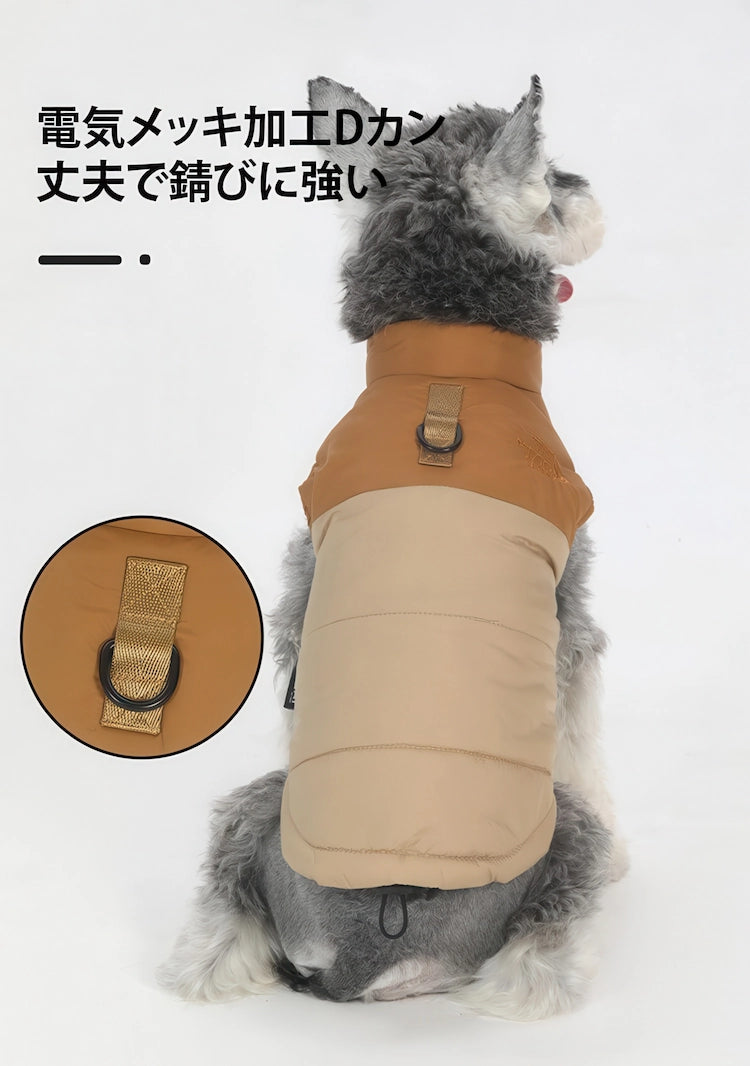 リードを直接付けられる丈夫なDカン詳細。電気メッキ加工で錆びにくく耐久性が高い、ハーネス一体型の便利な背中開きベストの背面図。