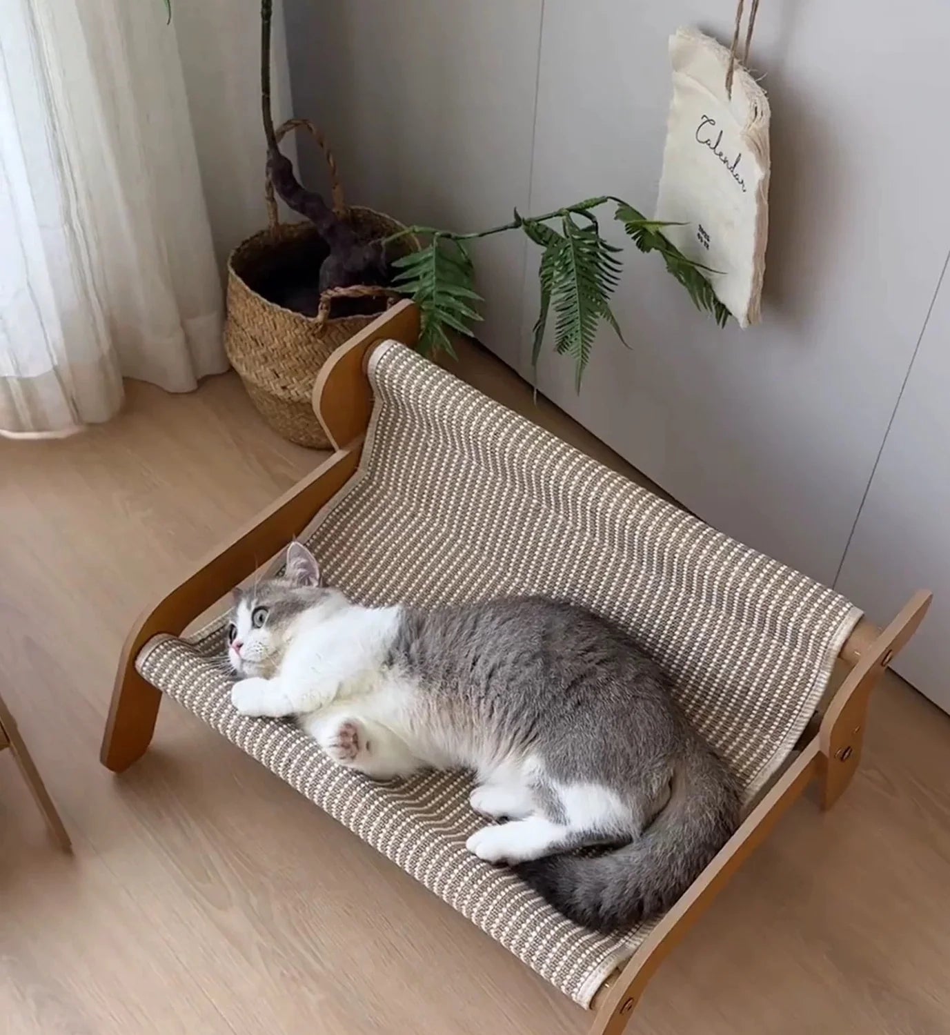 多機能キャットラウンジ。爪とぎ、昼寝、遊び場が一体化。省スペースで機能的な猫用家具